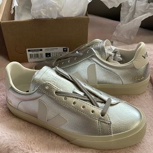 NEW in box Veja Campo Sneaker size 7 silver